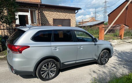 Mitsubishi Outlander III рестайлинг 3, 2018 год, 2 100 000 рублей, 2 фотография
