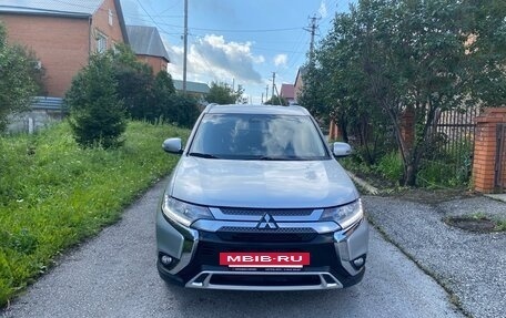 Mitsubishi Outlander III рестайлинг 3, 2018 год, 2 100 000 рублей, 7 фотография