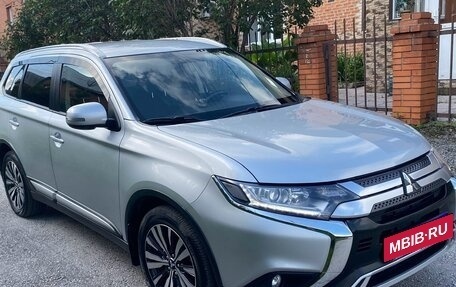 Mitsubishi Outlander III рестайлинг 3, 2018 год, 2 100 000 рублей, 6 фотография