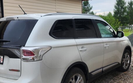 Mitsubishi Outlander III рестайлинг 3, 2014 год, 1 700 000 рублей, 6 фотография