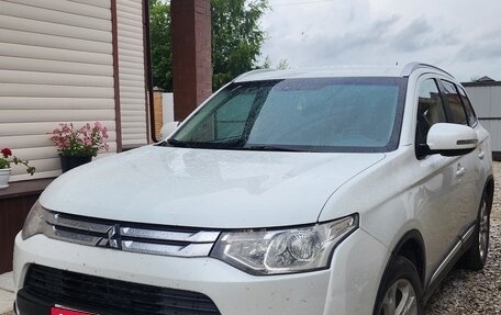 Mitsubishi Outlander III рестайлинг 3, 2014 год, 1 700 000 рублей, 4 фотография
