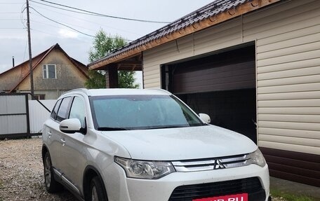 Mitsubishi Outlander III рестайлинг 3, 2014 год, 1 700 000 рублей, 5 фотография