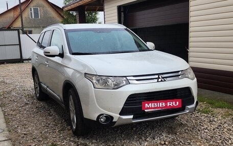 Mitsubishi Outlander III рестайлинг 3, 2014 год, 1 700 000 рублей, 2 фотография