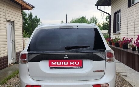 Mitsubishi Outlander III рестайлинг 3, 2014 год, 1 700 000 рублей, 7 фотография