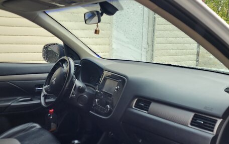 Mitsubishi Outlander III рестайлинг 3, 2014 год, 1 700 000 рублей, 10 фотография