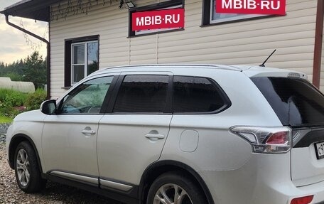 Mitsubishi Outlander III рестайлинг 3, 2014 год, 1 700 000 рублей, 9 фотография