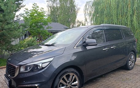 KIA Carnival III, 2018 год, 2 600 000 рублей, 2 фотография