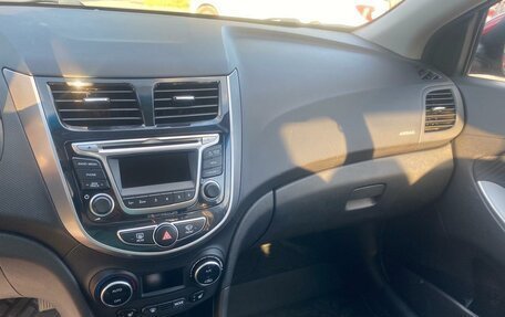 Hyundai Solaris II рестайлинг, 2015 год, 1 090 000 рублей, 10 фотография