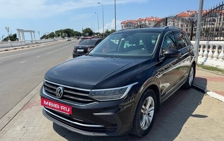 Volkswagen Tiguan II, 2021 год, 2 440 000 рублей, 2 фотография