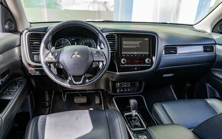 Mitsubishi Outlander III рестайлинг 3, 2020 год, 2 888 000 рублей, 6 фотография
