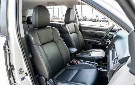 Mitsubishi Outlander III рестайлинг 3, 2020 год, 2 888 000 рублей, 8 фотография