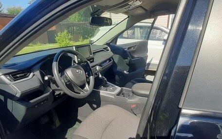 Toyota RAV4, 2021 год, 3 650 000 рублей, 9 фотография