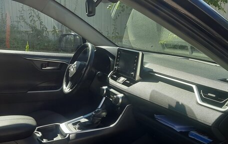 Toyota RAV4, 2021 год, 3 650 000 рублей, 10 фотография