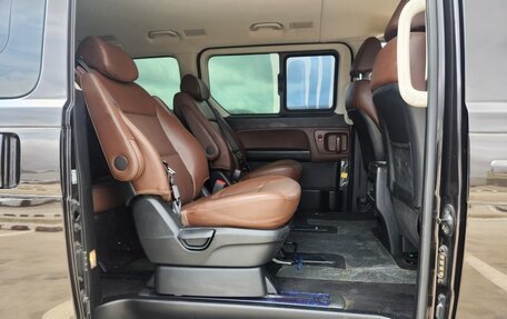 Hyundai Grand Starex Grand Starex I рестайлинг 2, 2021 год, 2 600 000 рублей, 13 фотография