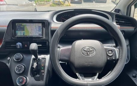 Toyota Sienta II, 2022 год, 1 200 000 рублей, 13 фотография