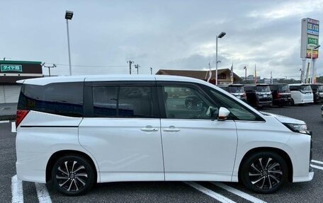 Toyota Noah III, 2021 год, 2 450 000 рублей, 3 фотография