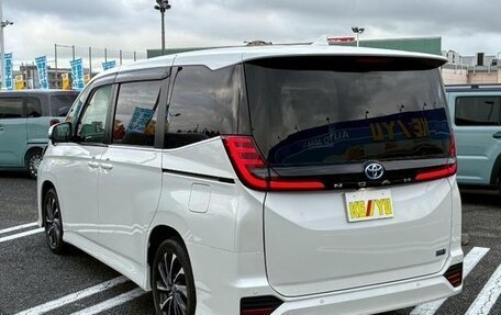 Toyota Noah III, 2021 год, 2 450 000 рублей, 4 фотография