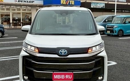 Toyota Noah III, 2021 год, 2 450 000 рублей, 2 фотография