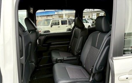 Toyota Noah III, 2021 год, 2 450 000 рублей, 12 фотография