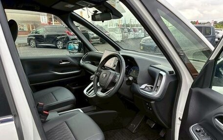 Toyota Noah III, 2021 год, 2 450 000 рублей, 16 фотография