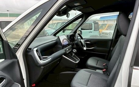 Toyota Noah III, 2021 год, 2 450 000 рублей, 18 фотография