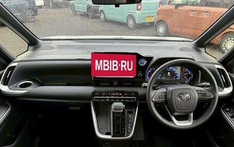 Toyota Noah III, 2021 год, 2 450 000 рублей, 15 фотография