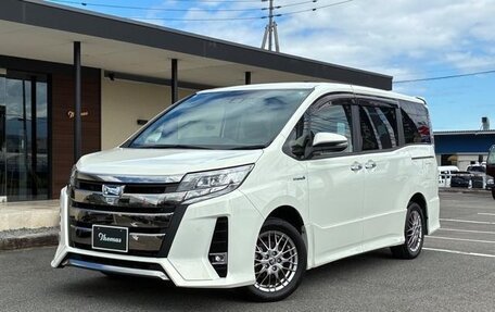 Toyota Noah, 2022 год, 2 200 000 рублей, 2 фотография