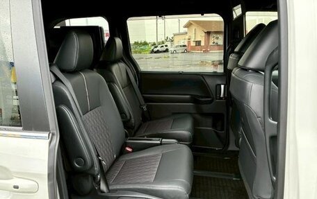 Toyota Noah III, 2021 год, 2 450 000 рублей, 21 фотография