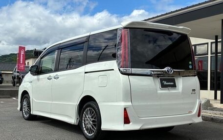 Toyota Noah, 2022 год, 2 200 000 рублей, 5 фотография