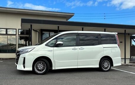 Toyota Noah, 2022 год, 2 200 000 рублей, 3 фотография