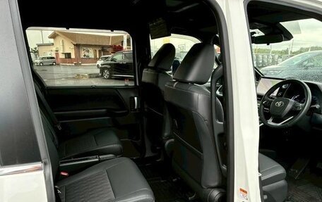 Toyota Noah III, 2021 год, 2 450 000 рублей, 22 фотография