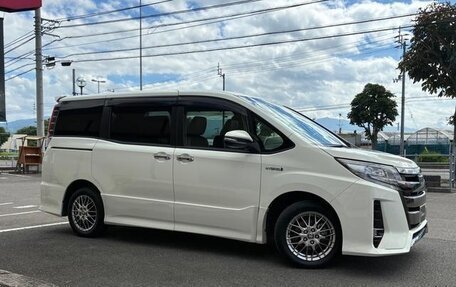 Toyota Noah, 2022 год, 2 200 000 рублей, 10 фотография
