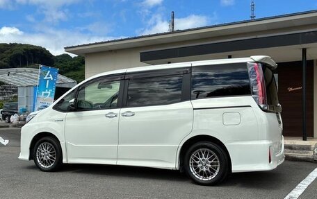 Toyota Noah, 2022 год, 2 200 000 рублей, 4 фотография