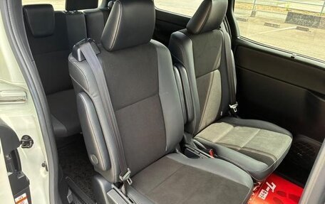 Toyota Noah, 2022 год, 2 200 000 рублей, 19 фотография