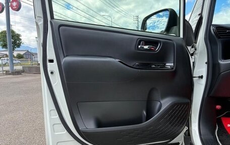 Toyota Noah, 2022 год, 2 200 000 рублей, 28 фотография