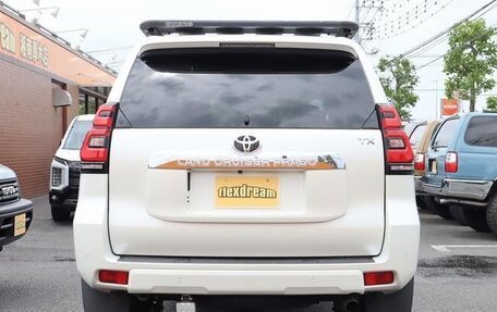Toyota Land Cruiser Prado 150 рестайлинг 2, 2022 год, 3 300 000 рублей, 9 фотография
