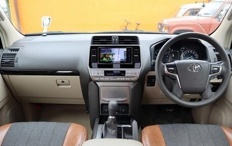 Toyota Land Cruiser Prado 150 рестайлинг 2, 2022 год, 3 300 000 рублей, 14 фотография