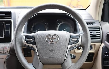 Toyota Land Cruiser Prado 150 рестайлинг 2, 2022 год, 3 300 000 рублей, 16 фотография