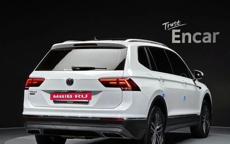 Volkswagen Tiguan II, 2020 год, 2 430 000 рублей, 2 фотография