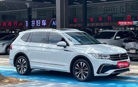 Volkswagen Tiguan II, 2022 год, 2 350 333 рублей, 2 фотография