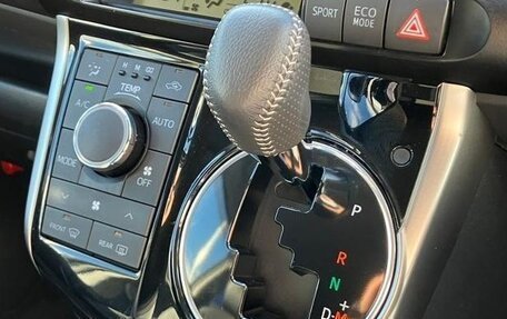Toyota Wish II, 2017 год, 1 050 000 рублей, 16 фотография