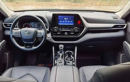 Toyota Highlander, 2022 год, 2 942 000 рублей, 6 фотография