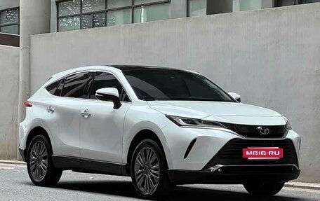 Toyota Harrier, 2022 год, 3 050 000 рублей, 3 фотография