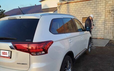 Mitsubishi Outlander III рестайлинг 3, 2015 год, 2 000 000 рублей, 3 фотография