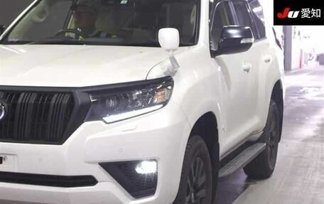 Toyota Land Cruiser Prado 150 рестайлинг 2, 2022 год, 3 950 000 рублей, 2 фотография