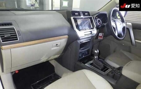 Toyota Land Cruiser Prado 150 рестайлинг 2, 2022 год, 3 950 000 рублей, 8 фотография