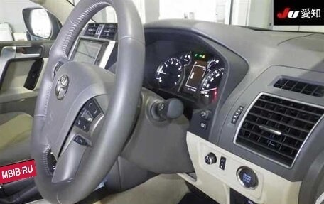 Toyota Land Cruiser Prado 150 рестайлинг 2, 2022 год, 3 950 000 рублей, 6 фотография