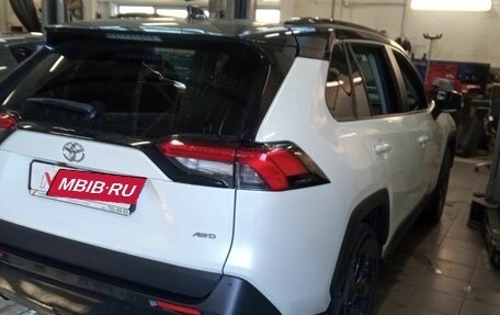Toyota RAV4, 2021 год, 3 235 000 рублей, 3 фотография
