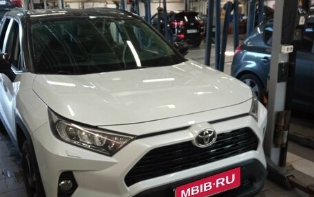 Toyota RAV4, 2021 год, 3 235 000 рублей, 2 фотография