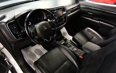 Mitsubishi Outlander III рестайлинг 3, 2016 год, 1 699 000 рублей, 6 фотография